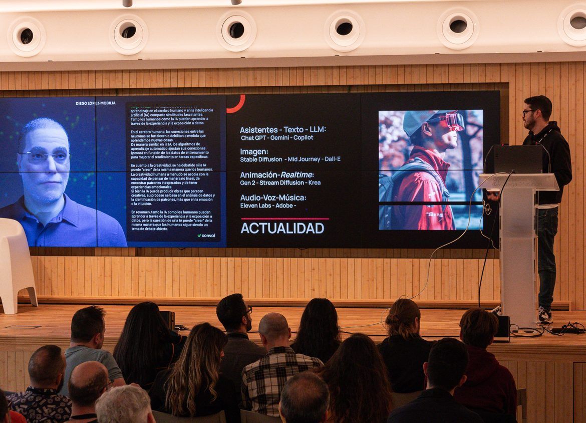 Luis Mendoza y el doble virtual de Diego López-Mobilia durante su ponencia en The AI Revolution