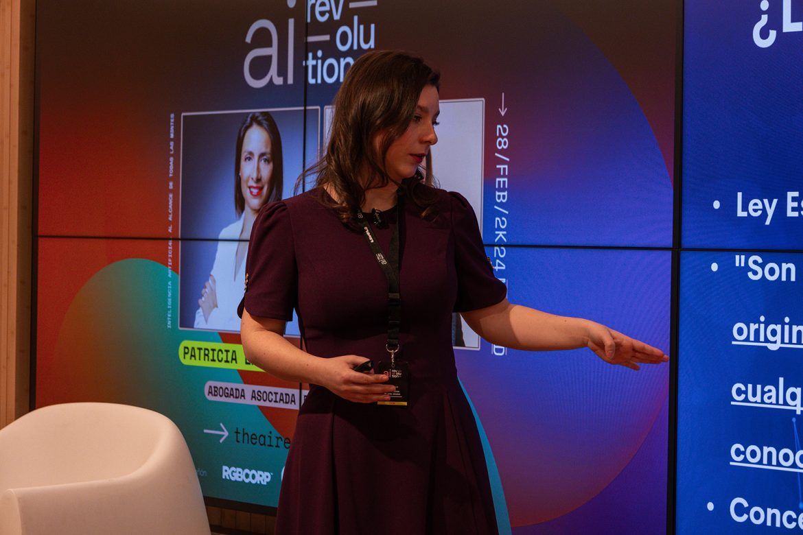 Neus Alcolea durante su ponencia 'Asesoría y valoración de la normativa legal sobre el uso de la IA'