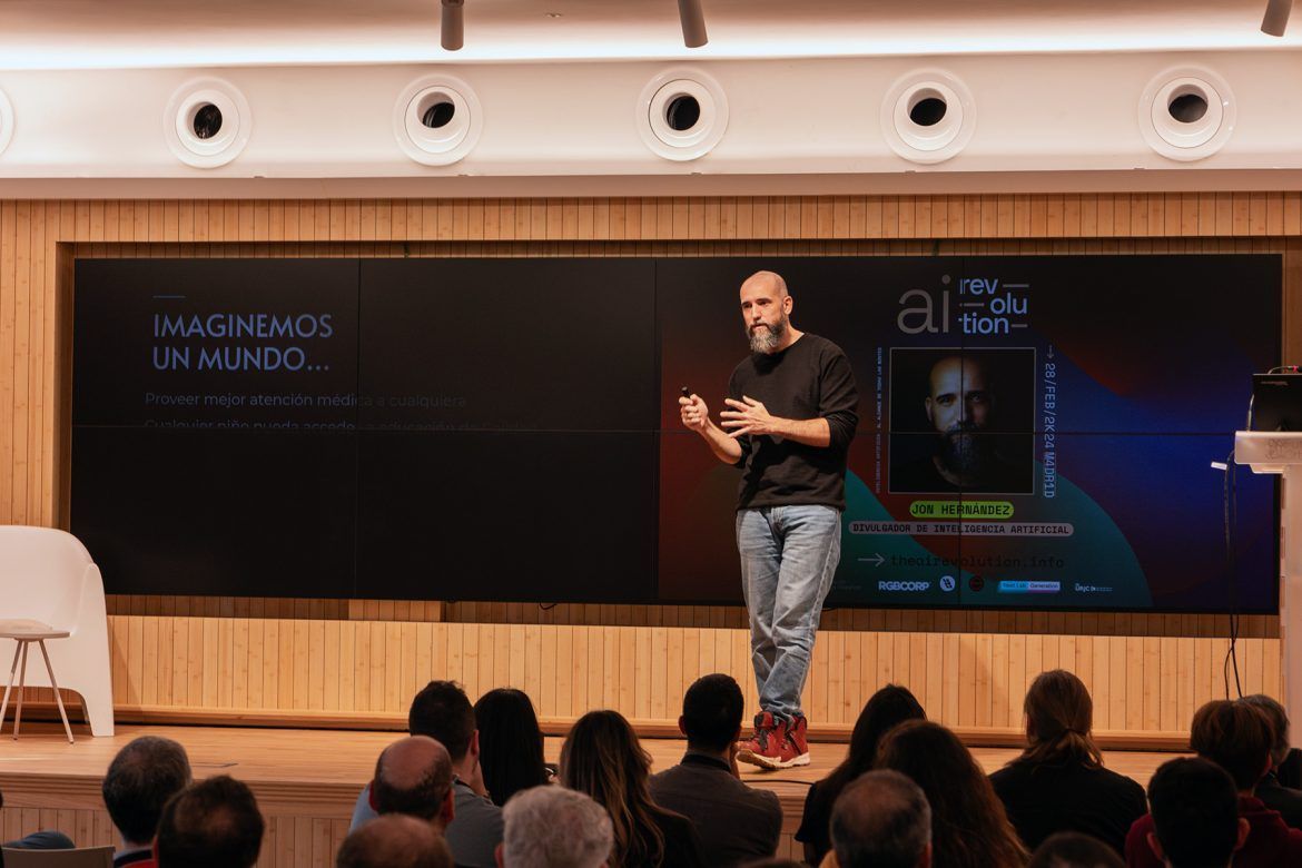 Jon Hernández durante su ponencia Inteligencia artificial: ¿ola o tsunami?