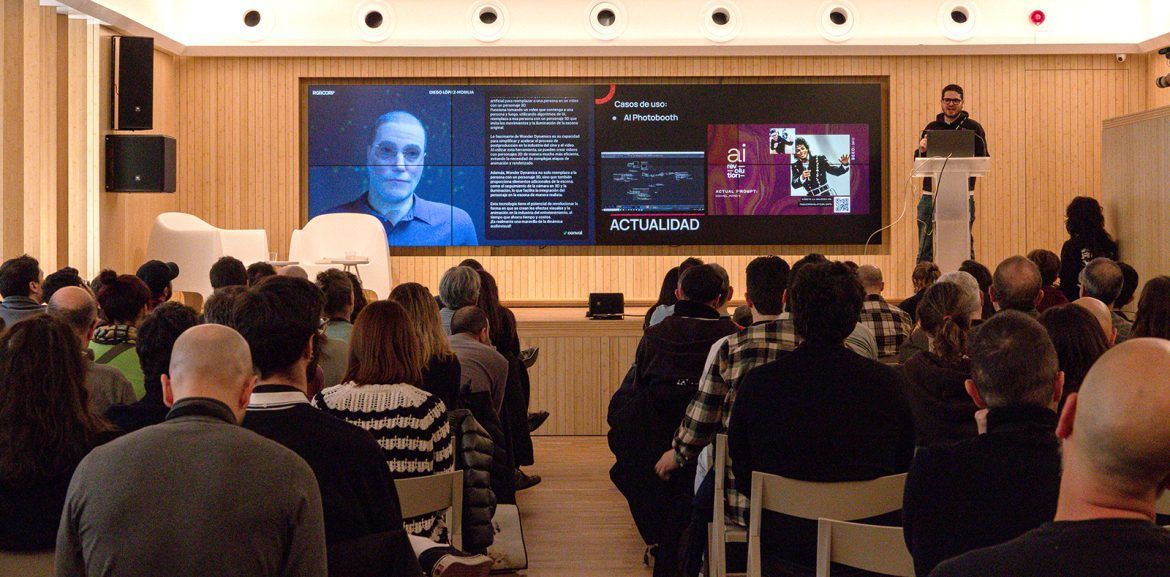 Luis Mendoza y el doble virtual de Diego López-Mobilia durante su ponencia en The AI Revolution