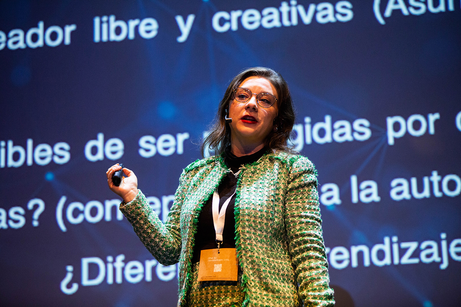Neus Alcolea durante tu ponencia en The AI Revolution Cáceres 2024. Fotografía de Javier Pulpo.