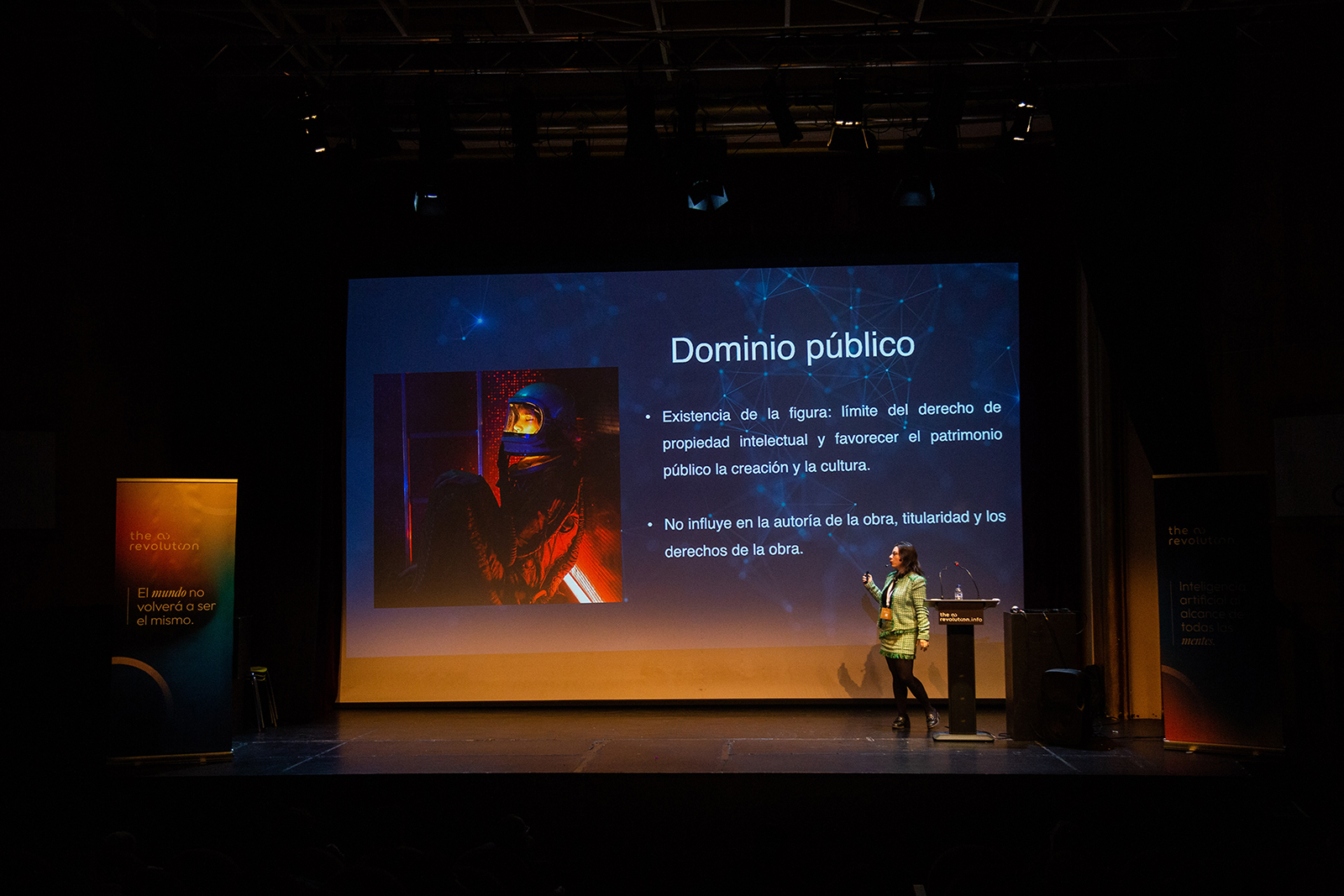 Neus Alcolea durante tu ponencia en The AI Revolution Cáceres 2024. Fotografía de Javier Pulpo.