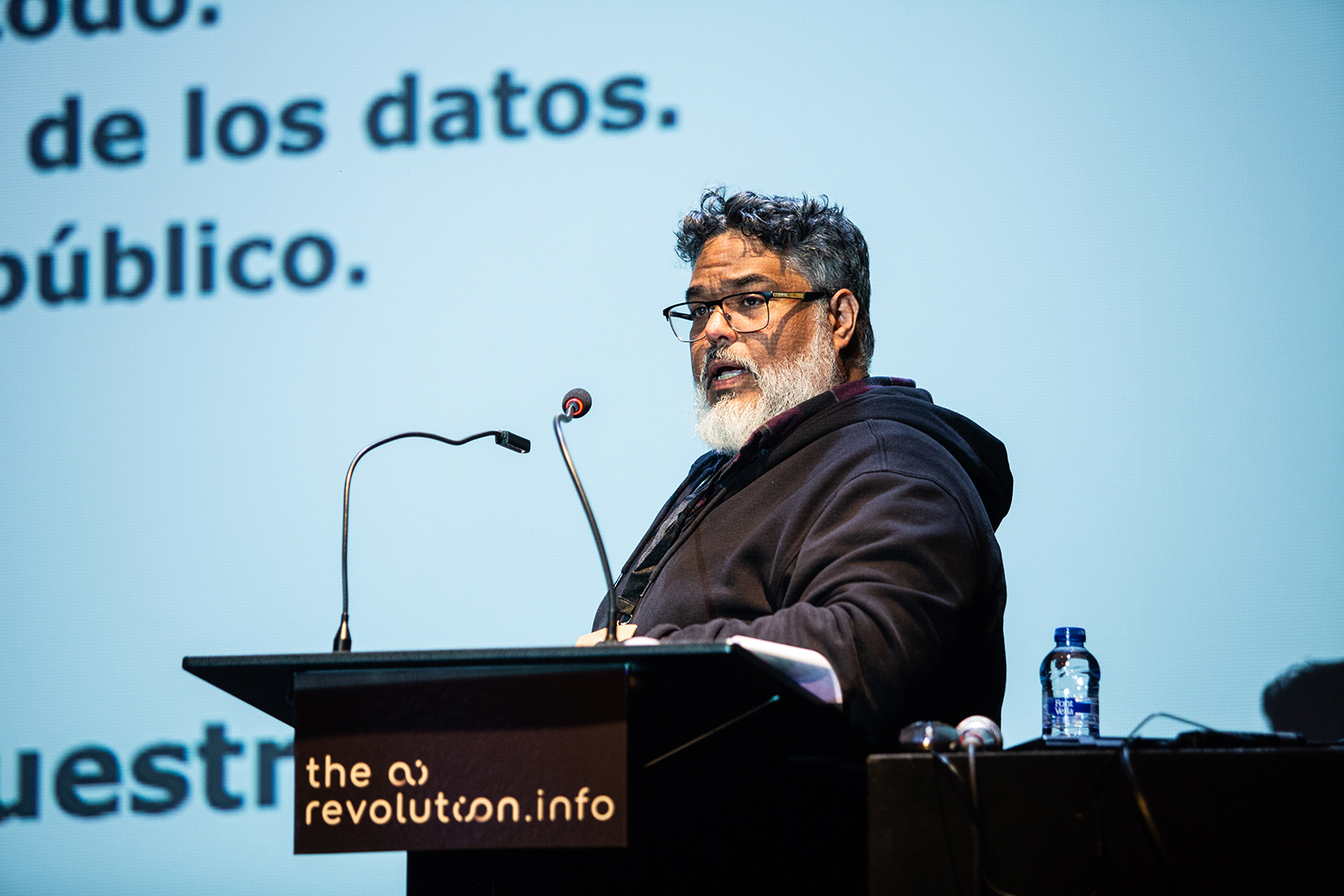 Alby Ojeda durante tu ponencia en The AI Revolution Cáceres 2024. Fotografía de Javier Pulpo.