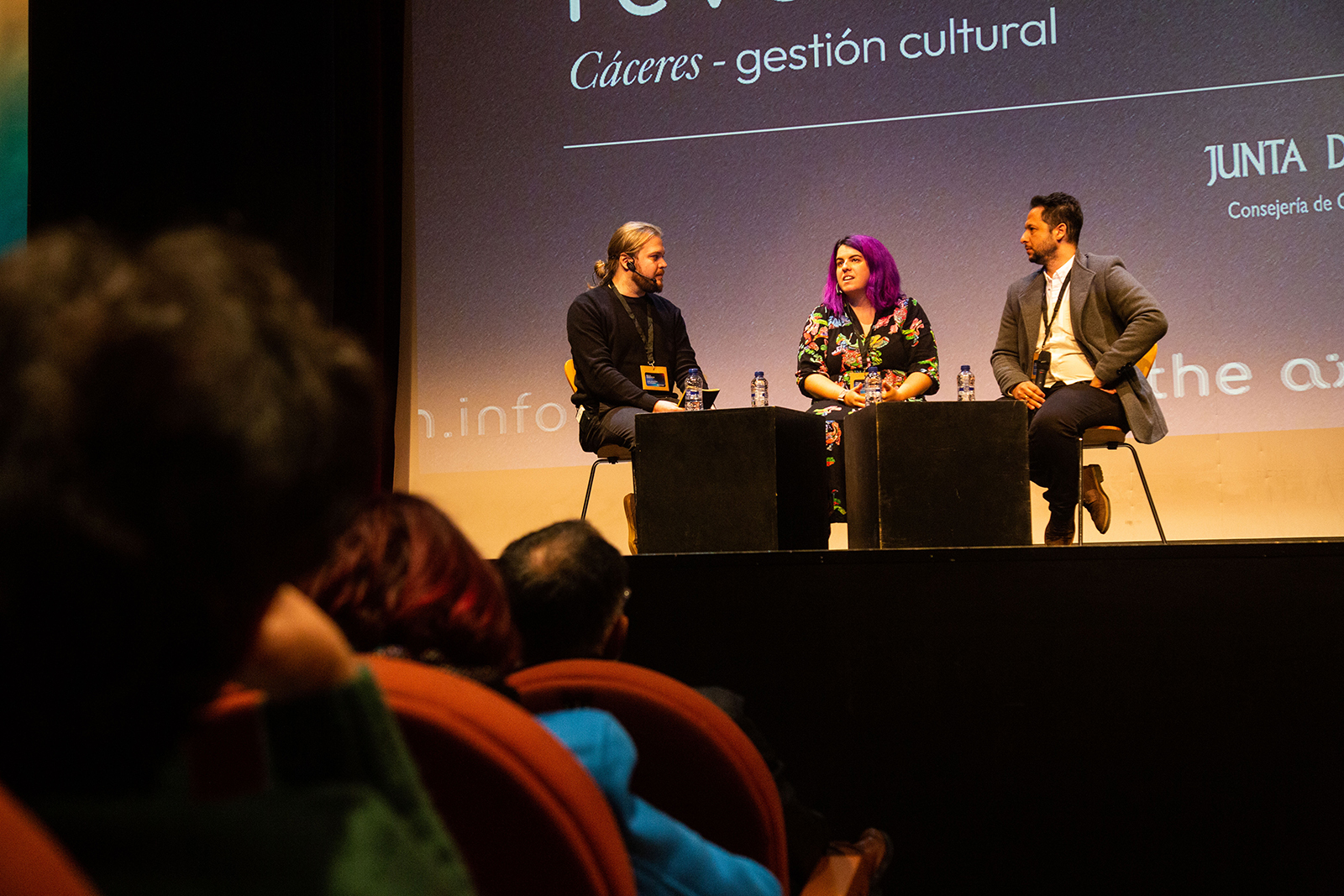 Javier de la Chica, Nerea Luis Mingueza y Abraham Bravo durante una de las mesas redondas de The AI Revolution Cáceres 2024. Fotografía de Javier Pulpo.