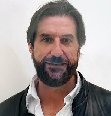 Fundador de EVE Museos e Innovación, donde desarrolla proyectos de diseño de experiencias, gestión de colecciones y asesoramiento estratégico para museos y exposiciones.