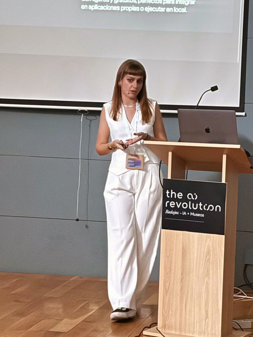 Selene García impartiendo un taller durante The AI Revolution Badajoz 2025